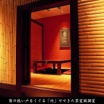 背の低い戸をくぐる「竹」でできた茶室風個室